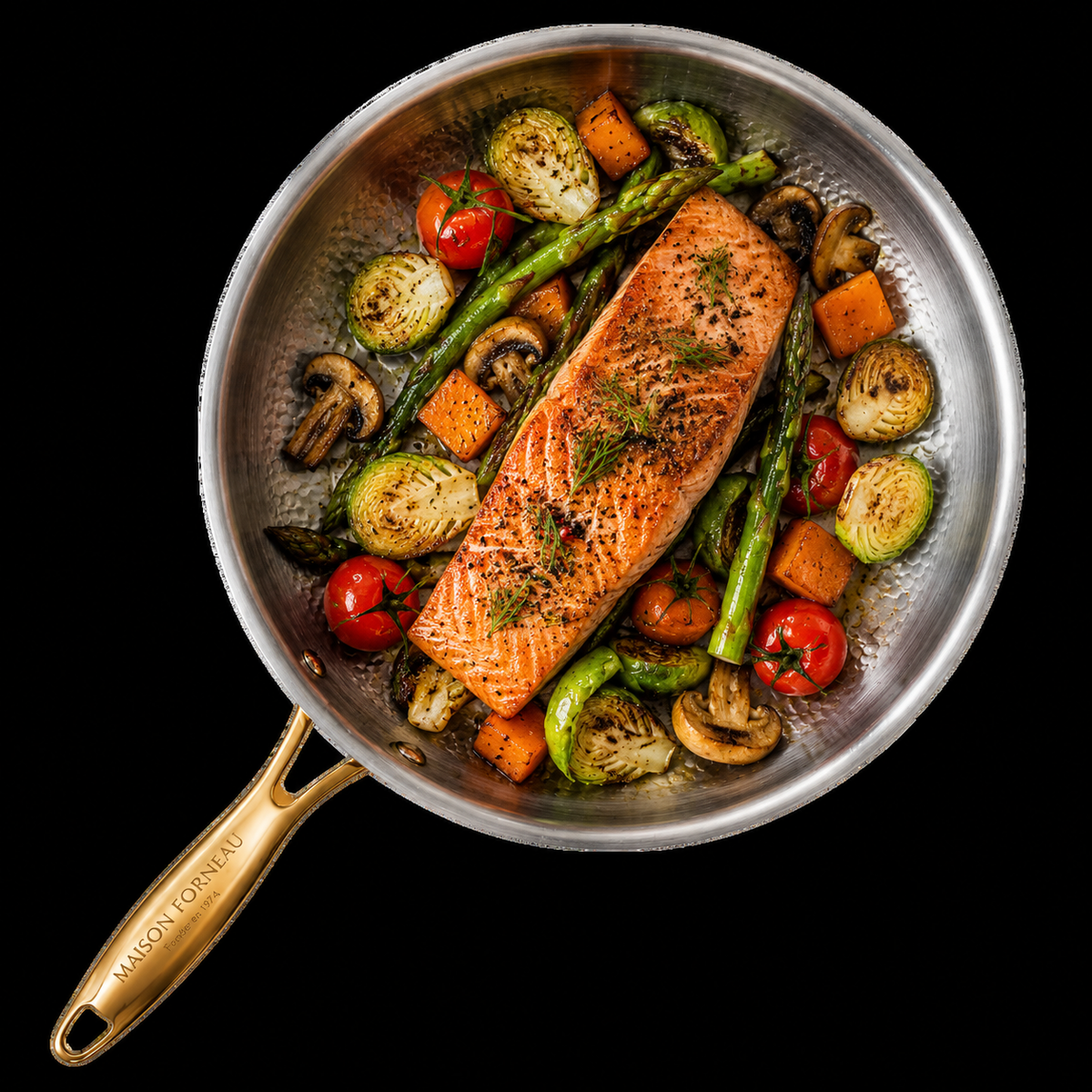 Pavé de saumon et légumes cuits dans une poêle en titane sans revêtement