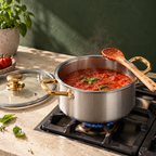 Panela de titânio Forneau em fogão a gás, molho de tomate e colher de pau